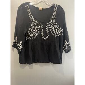 Honolulu Wahina Size Medium Boho Top Black‎ w/ White Crewel Detail